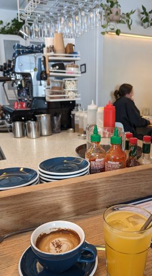Macchiato et jus Fizz at Le Toasteur Villeray in Montreal