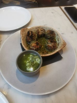 Mmmm mushrooms 😍 this dish is so good. If comes with a vegan mayo and nut pesto dip at Wildwood in Llandudno