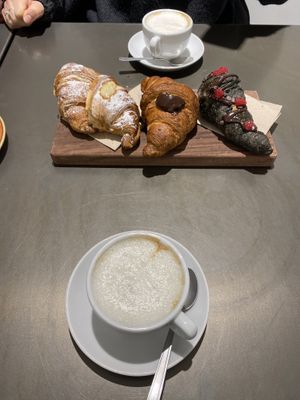 Tre diverse brioches vegane accompagnate da due cappuccini di soia ❤️  at Pappare' in Trento