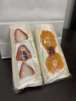 いちごのフルーツサンドとみかんのフルーツサンド  at Hatoya's Vegan Fruit Sandwiches in Tokyo