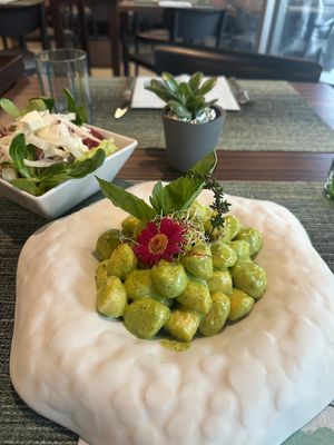 Gnocchi alla farina Bona della Valle Onsernone
con pesto al basilico fatto in casa
Piatto del giorno a 19.- incluso antipasto vegi at Isolino Ristorante Wine Bar in Locarno