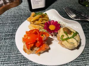 Trilogia di bruschette mini Vegan 
con crema di carciofi e olive taggiasche, pomodorini datteri siculi al basilico e melanzane alla salernitana at Isolino Ristorante Wine Bar in Locarno