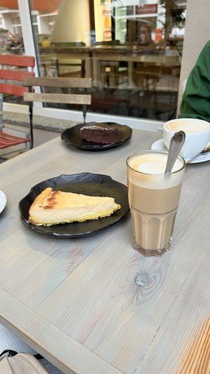 Cheesecake and chocolate cake   at Kiez Vegan - Körtestraße in Berlin