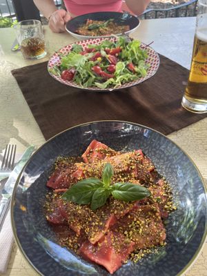 Vegane Ravioli Rote Beete mit Nüssen und Basilikum und Gemischtem Salat  at Gostilnica Pizzeria Gust in Izola