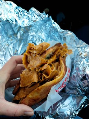 Sehr lecker, noch eine vegane Joghurt-, Sesam- oder Avocadosoße wäre ein Träumchen aber schmeckt auch mit Hummus. :) at Sis Kebap in Hamburg