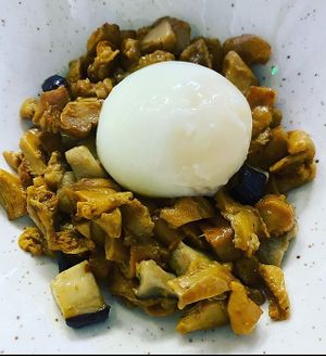 Cantarelus cibarius con ovo a baixa temperatura e chourizo de cabaza at Vexetarian in Lugo