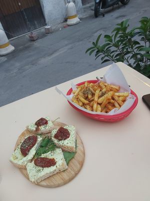 Bruschette maionese pomodoro menta e patatine con paprika at Alibi in Palermo
