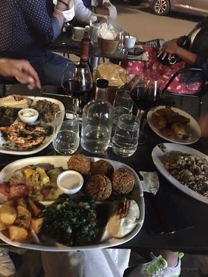 Très bon mix vegan, assiette bien généreuse  at Châtelaine du Liban in Brussels