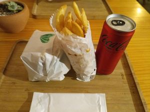 Meal with tasty fries at Rango de Planta - Comida Vegana in Curitiba