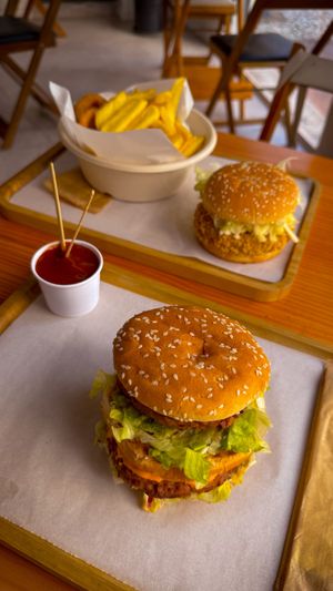 Hamburguesas + papas  at Rango de Planta - Comida Vegana in Curitiba