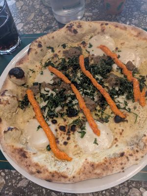 Pizza with red pepper, rocket and smoked tofu at Organic Pizza & Food in Milan