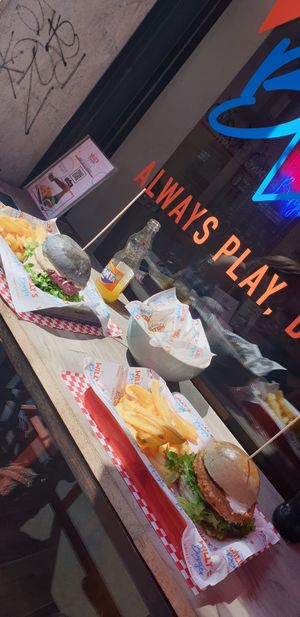 Burgers with delicious chips! at Willy's Burger in Milan