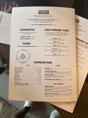 Drinks and juices  at Honest Greens - Silva Carvalho in Lisbon