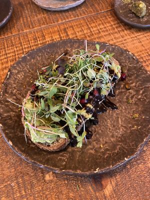 Avo Toast Doçe de romã  at Honest Greens - Silva Carvalho in Lisbon