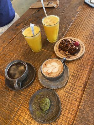 Banana Bread, Matcha Protein Ball, cold pressed juice & coffee ☕️   at Honest Greens - Silva Carvalho in Lisbon