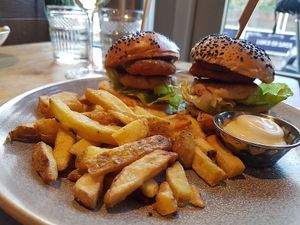 chick sliders (burgers with fries) lunchmenu at De Vegetarische Slager - The Vegetarian Butcher in The Hague