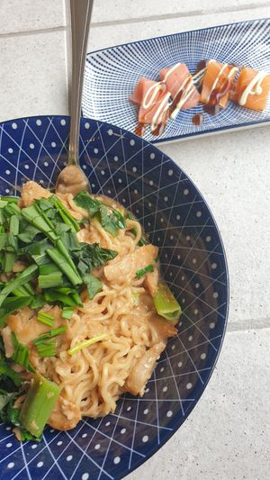 Mienudeln mit "Hähnchen" und Erdnusssoße, veganes Sashimi at GOOD in Bad Windsheim