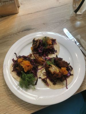 Sehr nices, wechselndes veganes Essen. Immer sehr kreativ und wunderschön angerichtet. Man merkt jede Mahlzeit wird mit Liebe zubereitet! at GOOD in Bad Windsheim