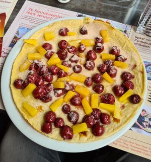 Cherries, pineapple & cinnamon sugar pancake at De Pannekoekenbakker  in Woudrichem