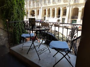 Quaint outdoor seating at Vigneron Weinbistro in Bern