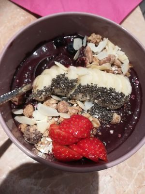 Acai bowl at Elaine's Deli in Frankfurt