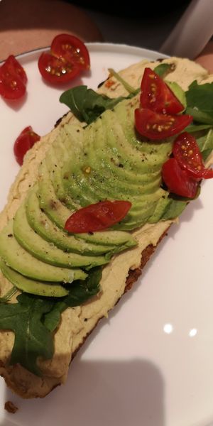 Hummus Avo Bread at Elaine's Deli in Frankfurt