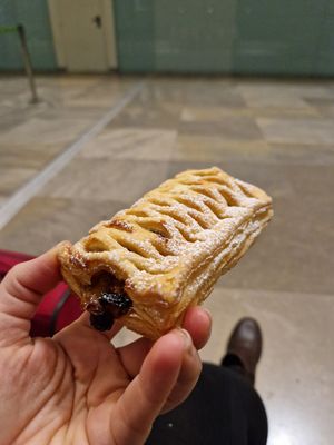 Hojaldre de manzana super tasty 👌🏼 at Caprichito in Madrid