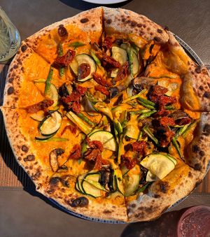 With zucchini, dried tomatoes, mushrooms and green asparagus 👌  at Pizzamania in Bucharest