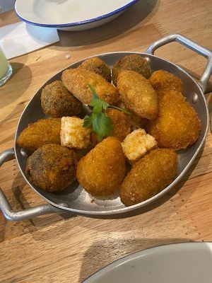 Bolinho de feijoada, bolinho de baião, coxinha de jaca e dadinho de tapioca   at São Saruê in Sao Paulo