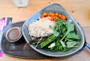 Vegane Bowl mit Naturreis-Quinoa, Blattspinat, Zuckererbsen, Jungzwiebeln, Krautsalat, geschmorten Karotten mit Leinsamen und einem Balsamico-Dressing at Le Burger in Pasching