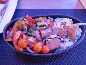 Wok with tofu at Medusa Beach Club in Mallorca