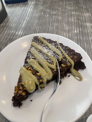 Veganer Schokokuchen mit Pistaziencreme  at Charme Cafè in Olbia
