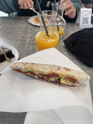 veganes Sandwich mit roter Beete und Avocado  at Charme Cafè in Olbia