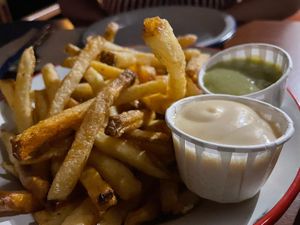 Patatas con salsa verde vegana y mayonesa vegetariana  at Nomads in Deltebre