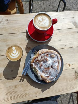 Cortado and latte (both oat) and a cinnamon bun at FRÂN Las in Llanberis