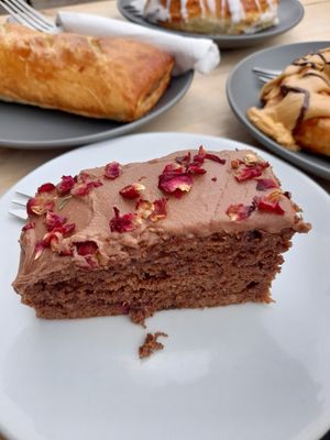 Turkish rose and chocolate cake at FRÂN Las in Llanberis