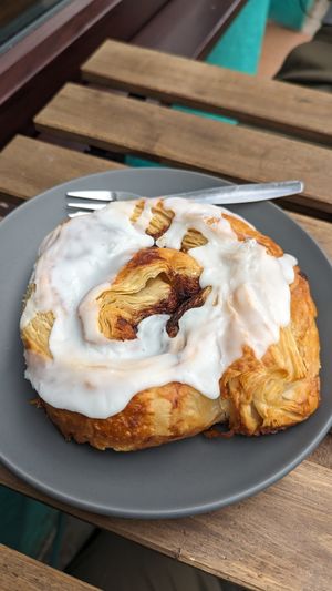 Cinnamon bun at FRÂN Las in Llanberis