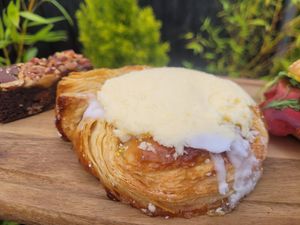 Lemon-Cream Swirl at FRÂN Las in Llanberis