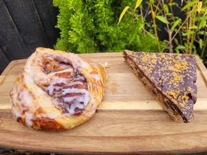Cinnamon Swirl and Festive Flapjack at FRÂN Las in Llanberis