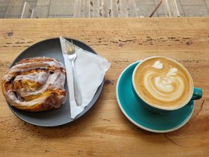 Cinnamon Siwrl and Latte at FRÂN Las in Llanberis