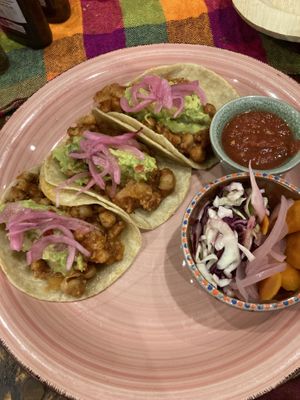 Tacos pois chiches et chou-fleur, guacamole et pickles, sauce rouge piquante    at To Je Tako in Split