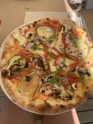 Pizza vegetal con mozzarella vegana  at Pizzeria Acebuche in Vejer De La Frontera