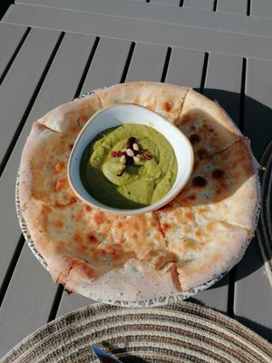 Humus de albahaca con focaccia at Pizzeria Acebuche in Vejer De La Frontera