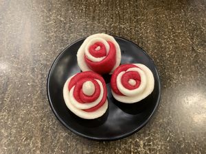 情人節店裏送的、可以吃的玫瑰花！😊😊😊  at Karma Tea House in Wollongong