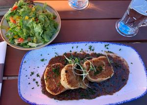 Leckere vegane Krautkrapfen mit Salat  at Max & Moritz in Kressbronn