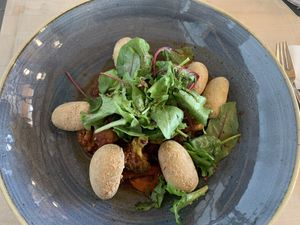 Vegane Malzkartoffeln mit Tomatengemüse   at Max & Moritz in Kressbronn