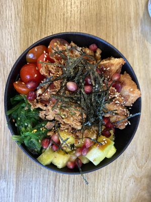 Tomates cerises, algues, oignons frits, mangue, tofu crispy.  at Poké House - Louvain-La-Neuve in Louvain-la-neuve