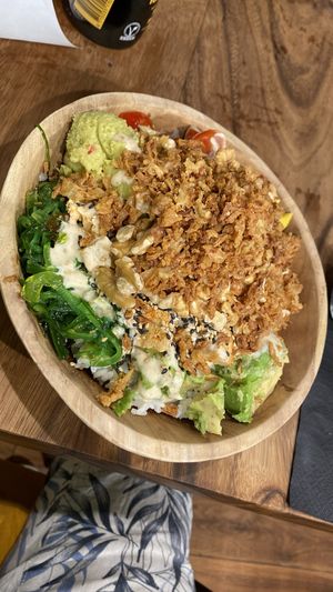 Riz blanc, algues, oignons frits, avocat, tomates cerises.   at Poké House - Louvain-La-Neuve in Louvain-la-neuve