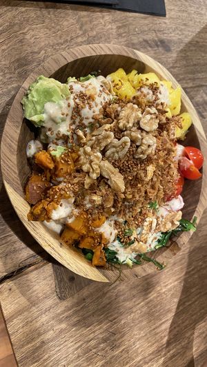 Patate douce, avocat, mangue, tomates cerise, noix, algues .  at Poké House - Louvain-La-Neuve in Louvain-la-neuve