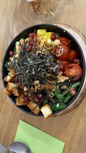 Tofu crise, algues nori + algues, mangue, tomates cerises, cacahuètes, grenades, concombre.  at Poké House - Louvain-La-Neuve in Louvain-la-neuve
